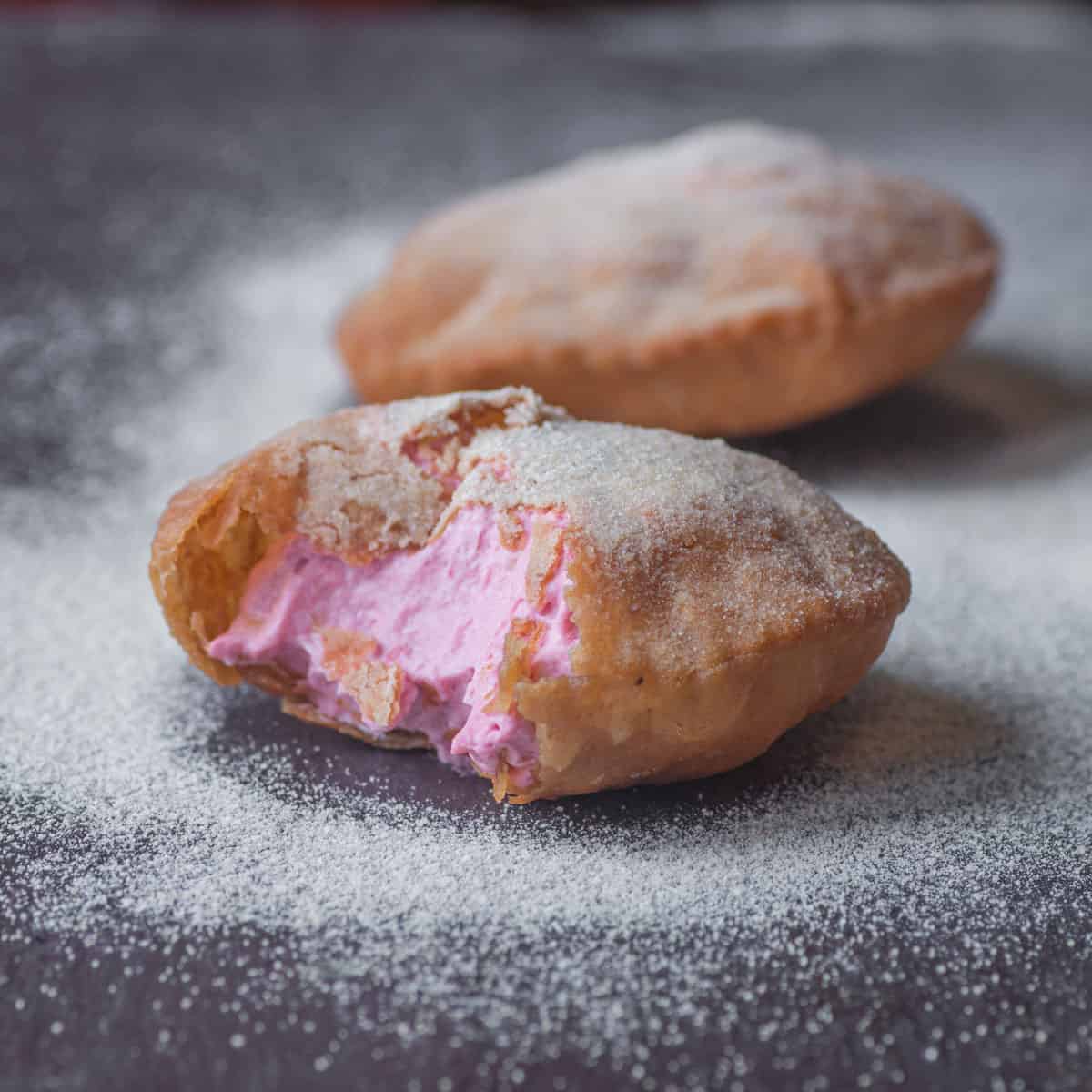 Stuffed flour beignet with maple sugar and raspberry mousse 