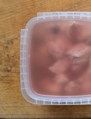 Soaking lamb brains in water to remove blood