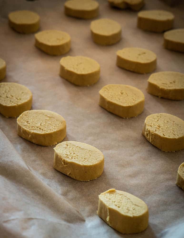 Pine pollen and honey cookies 