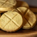 Pine pollen and honey cookies