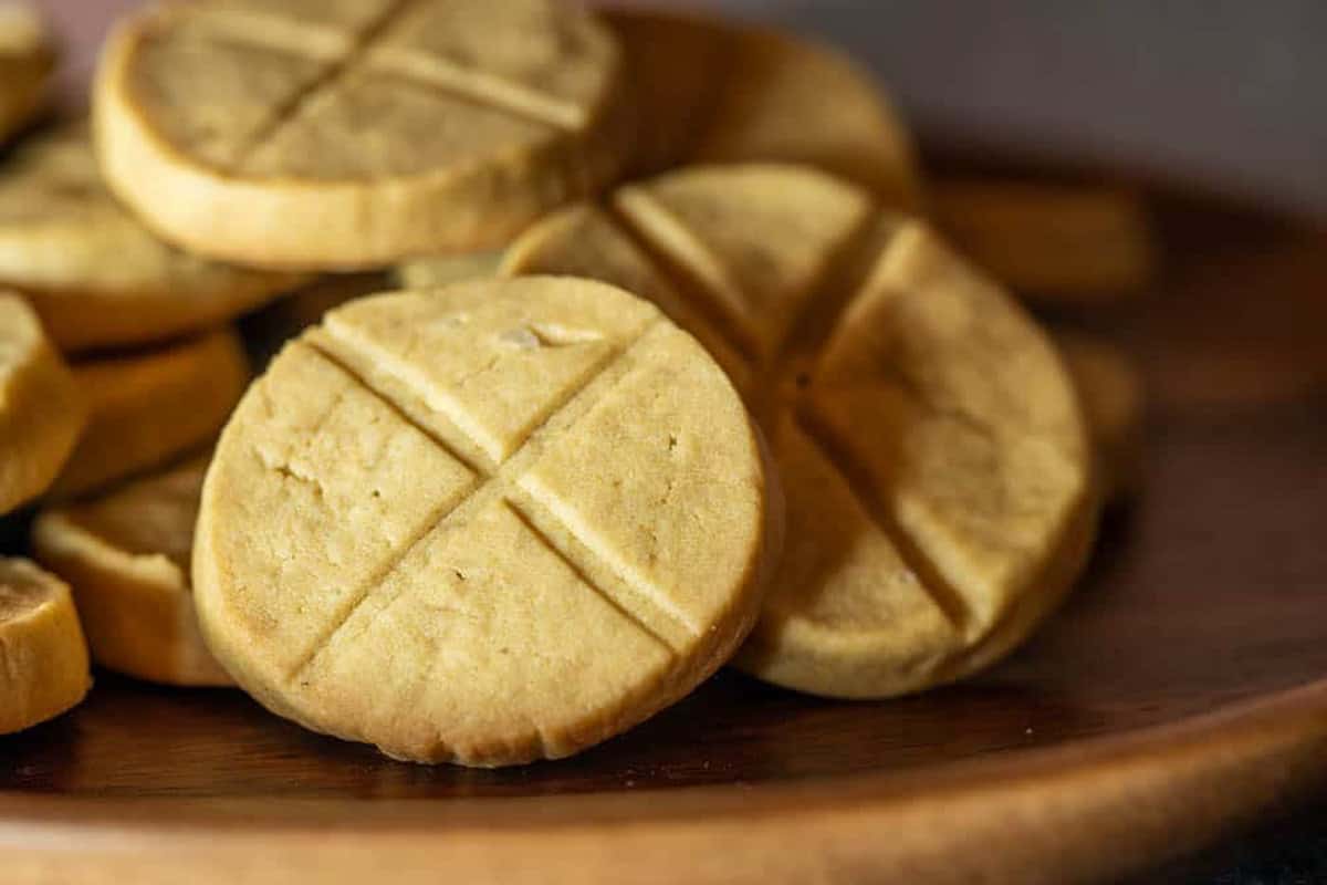 Pine pollen and honey cookies 