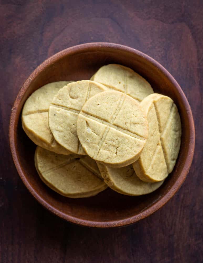 Pine pollen and honey cookies