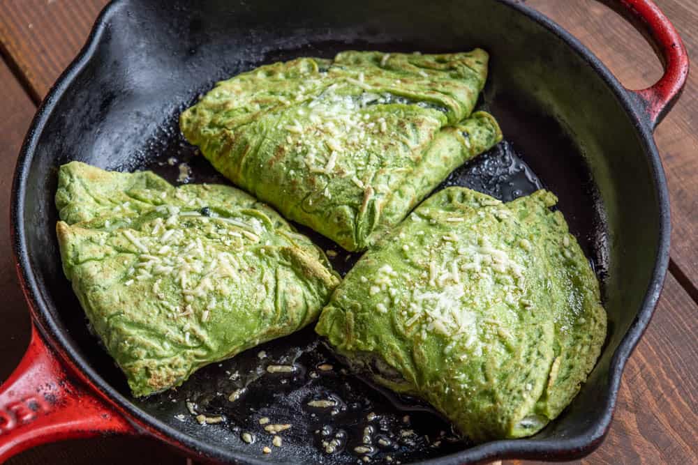 Baked crepes stuffed with nettles