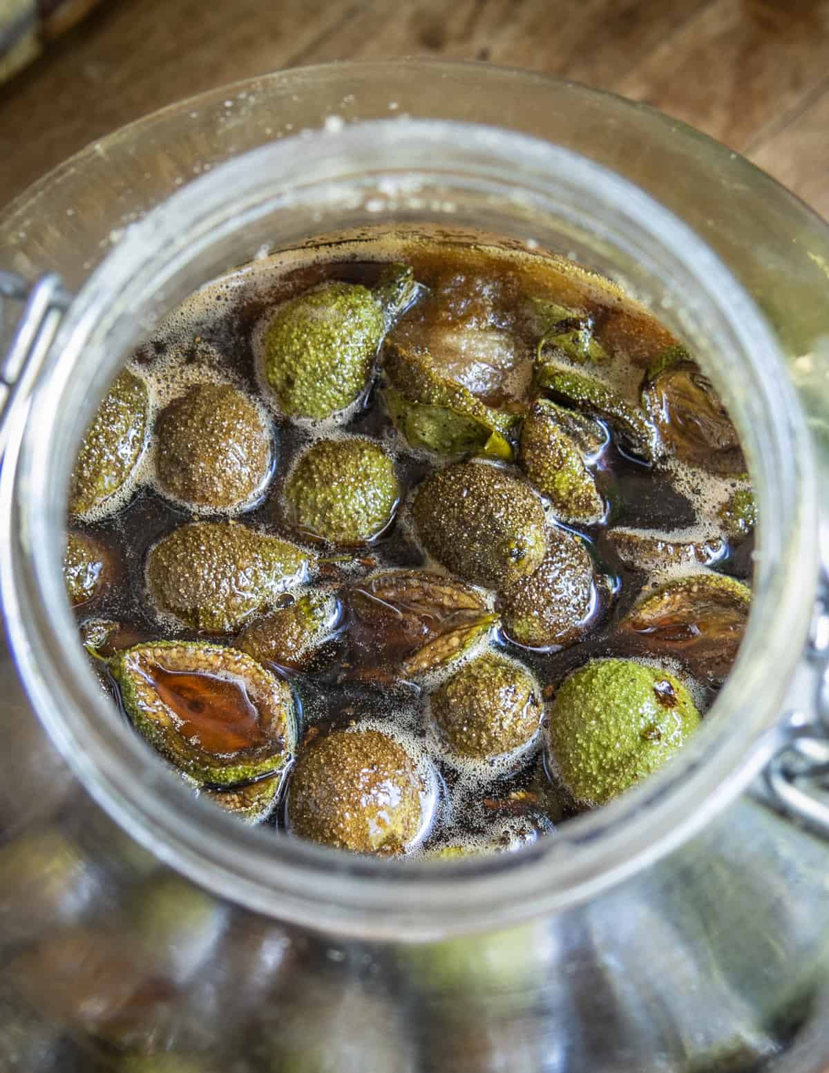 Fermenting green walnut honey