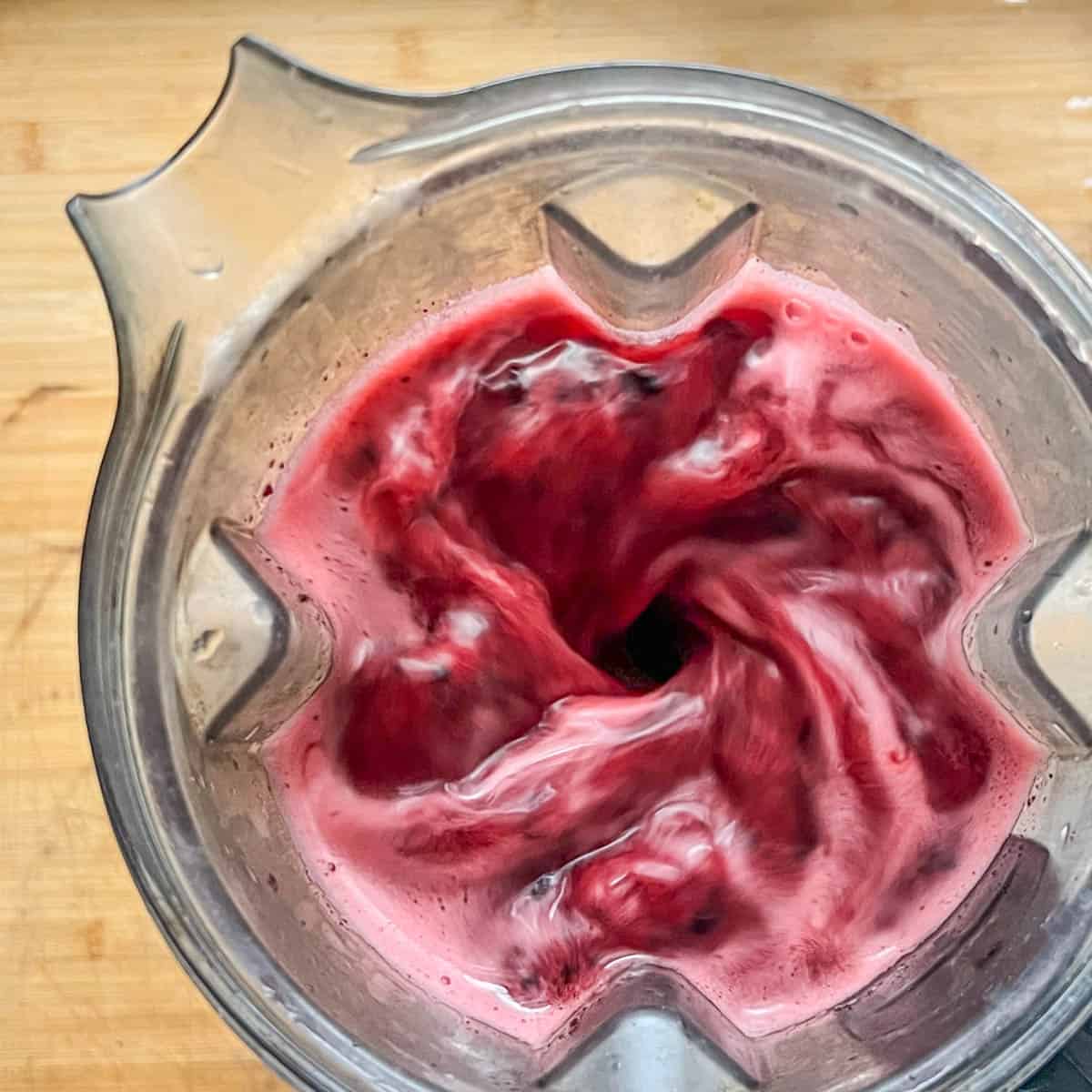 pureeing chokeberry cider in a blender