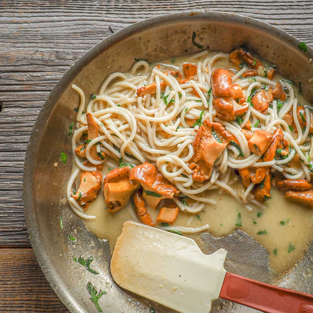 a pan of spaghetti with mushrooms