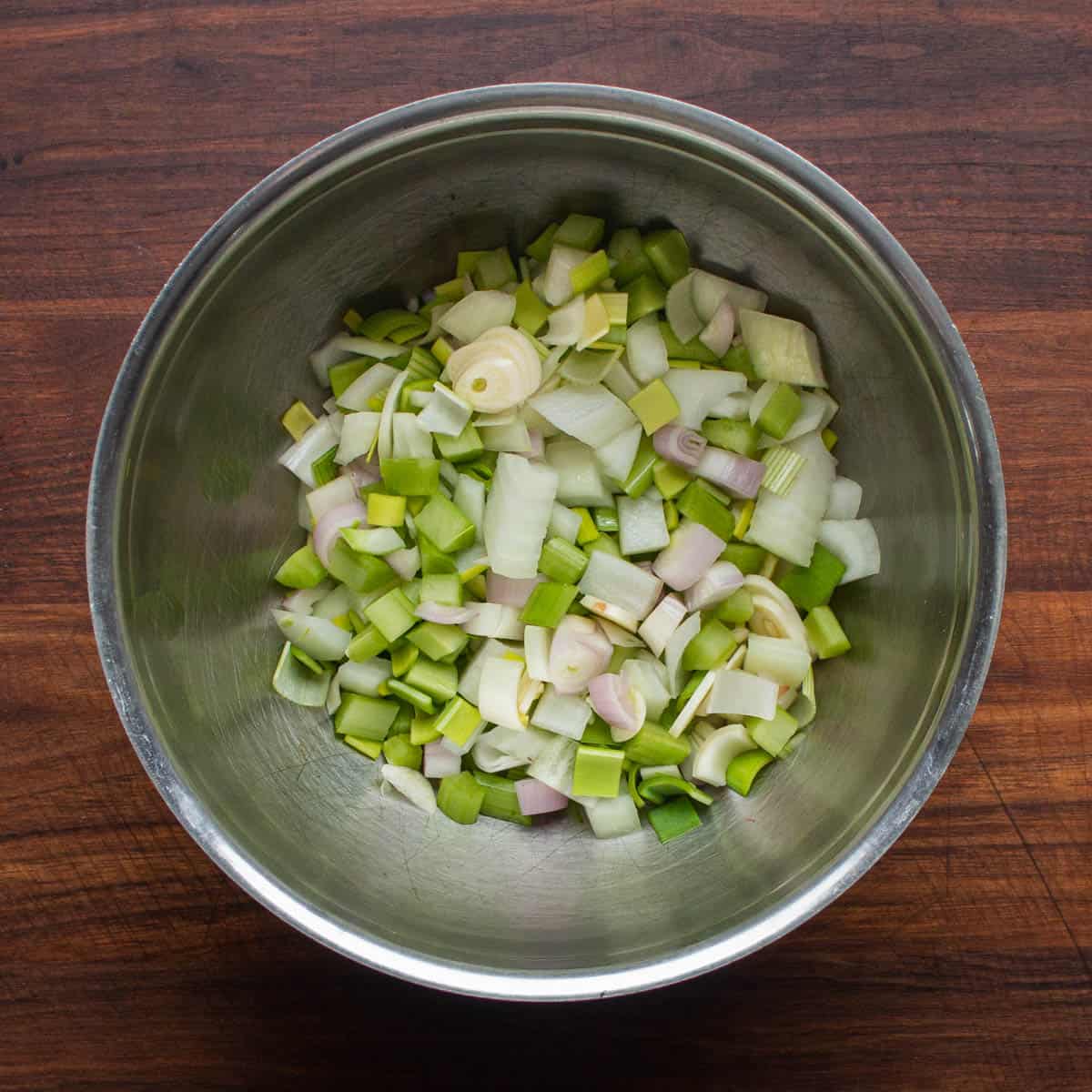 Cut onion, shallot, leek and garlic in a bowl