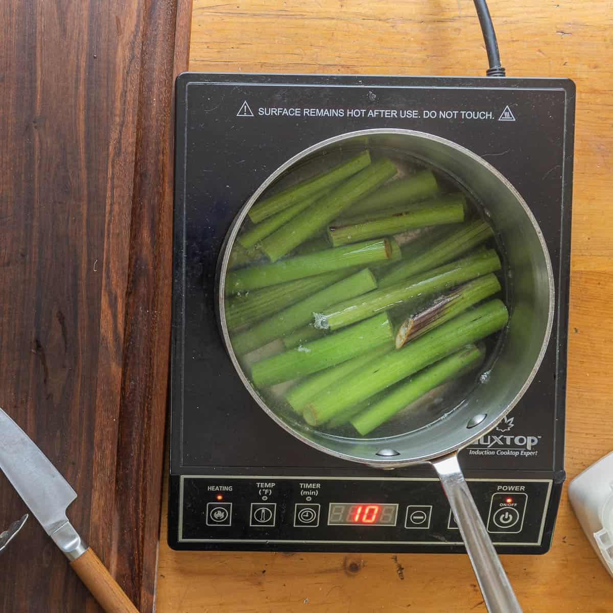 Blanching angelica stems .