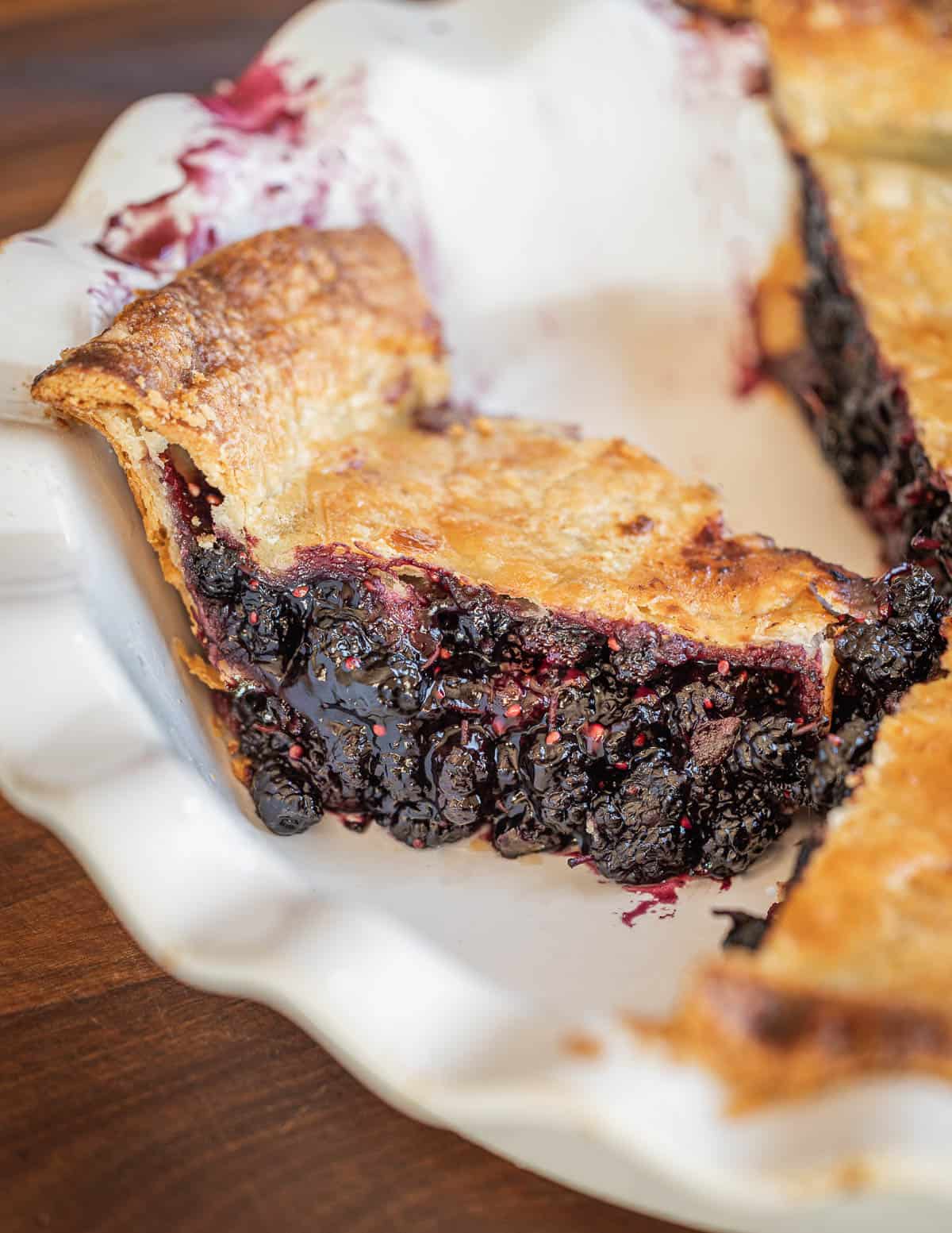 A picture of cutting slices of fresh mulberry pie. 