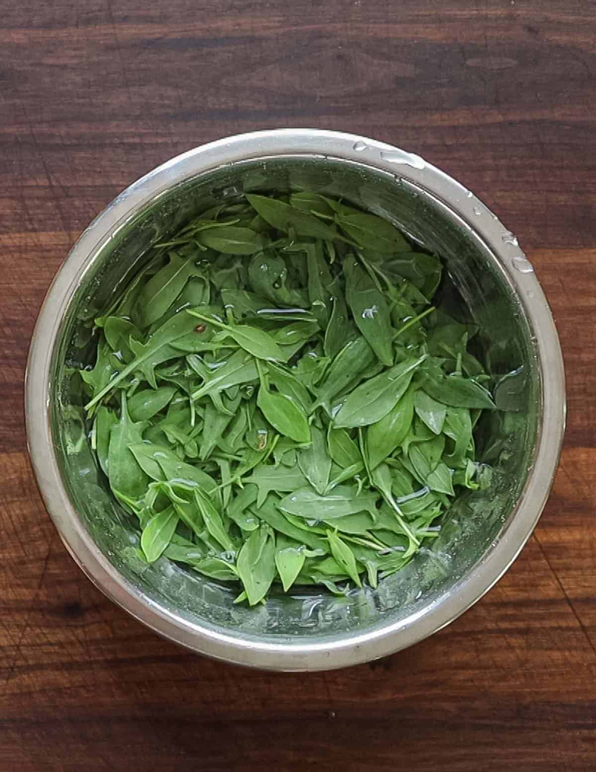 Soaking fresh sheep sorrel leaves in water. 