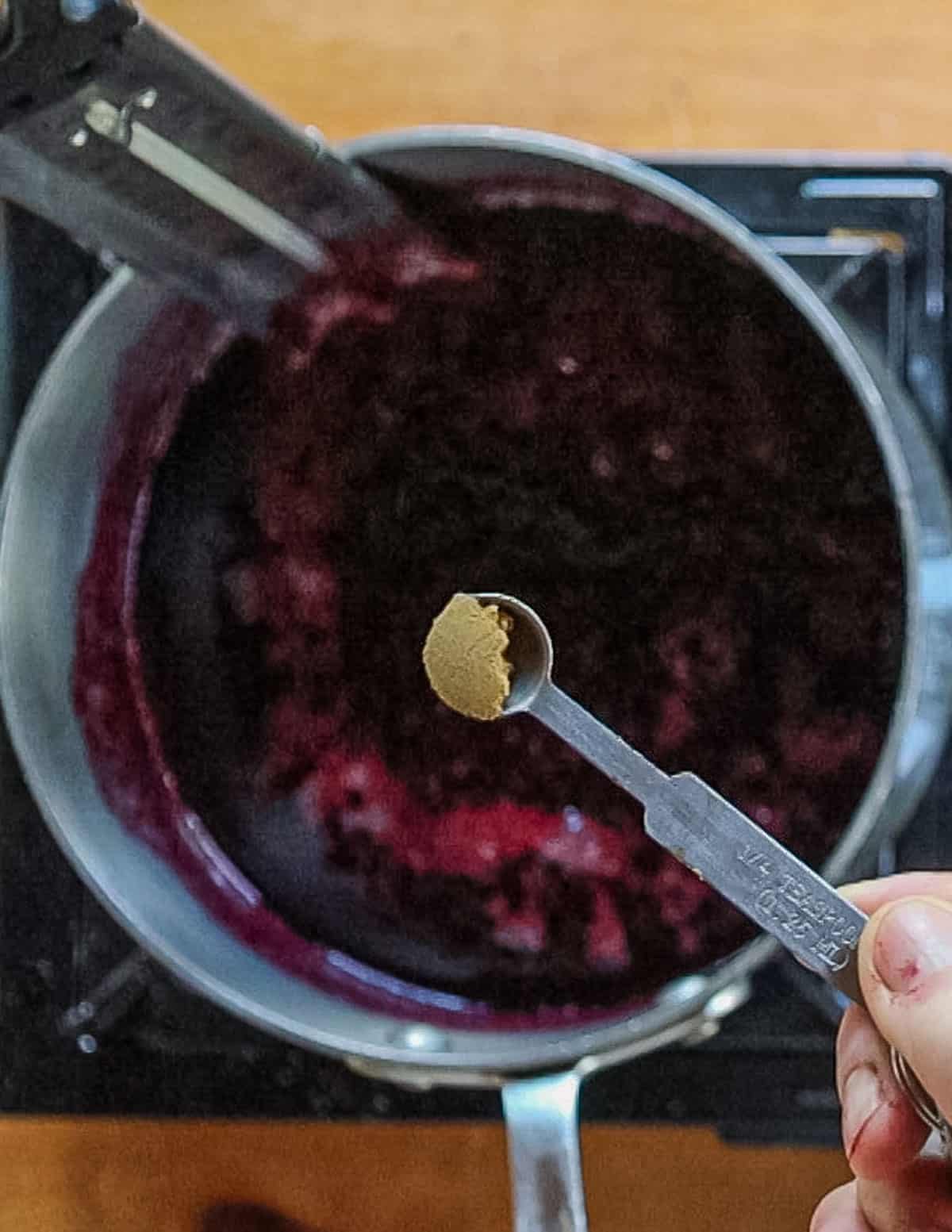 Adding ground cinnamon to aronia preserves. 