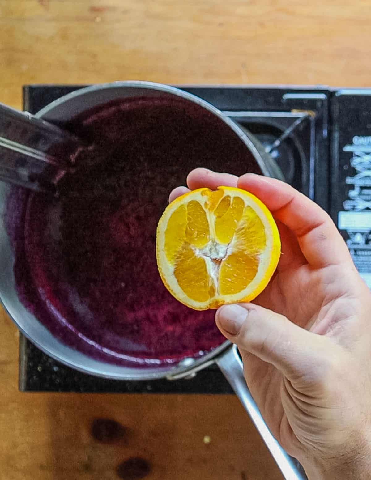 Adding orange juice to aronia juice. 