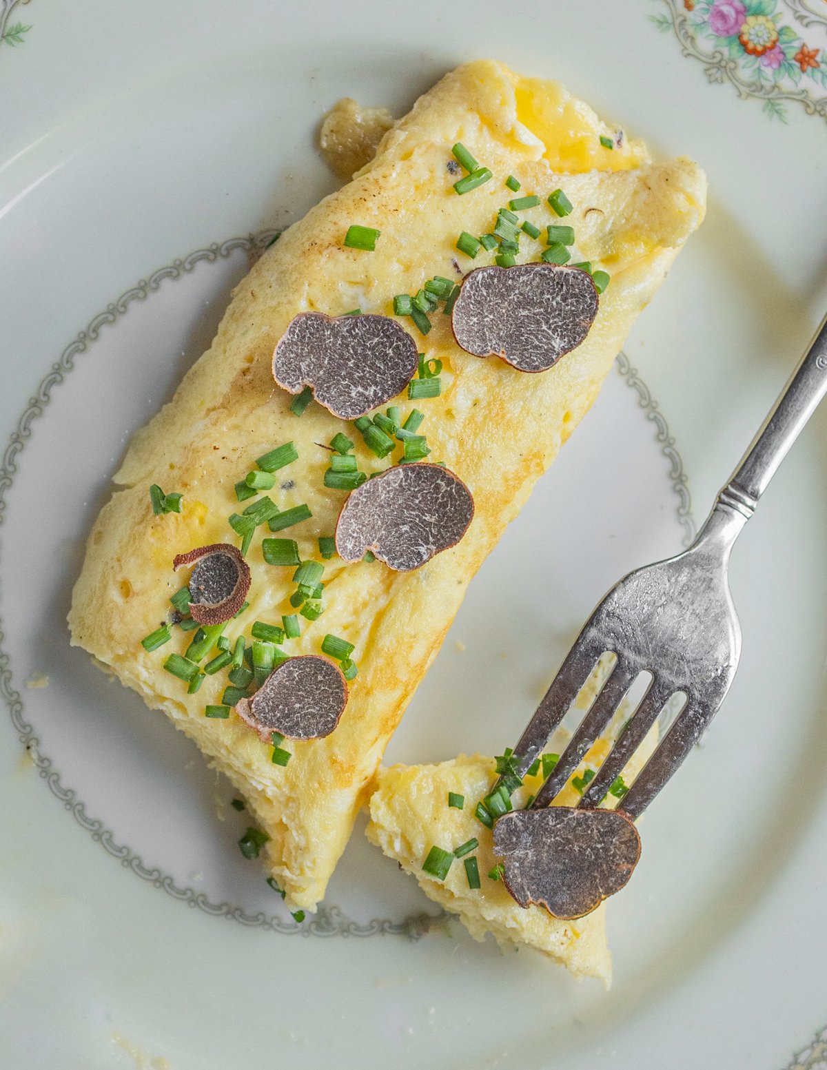 A French omelet with Appalachian truffles (Tuber canaliculatum) garnishes with cut chives. 