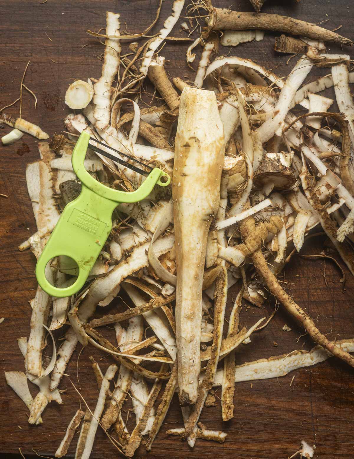 Peeling yellow salsify roots. 