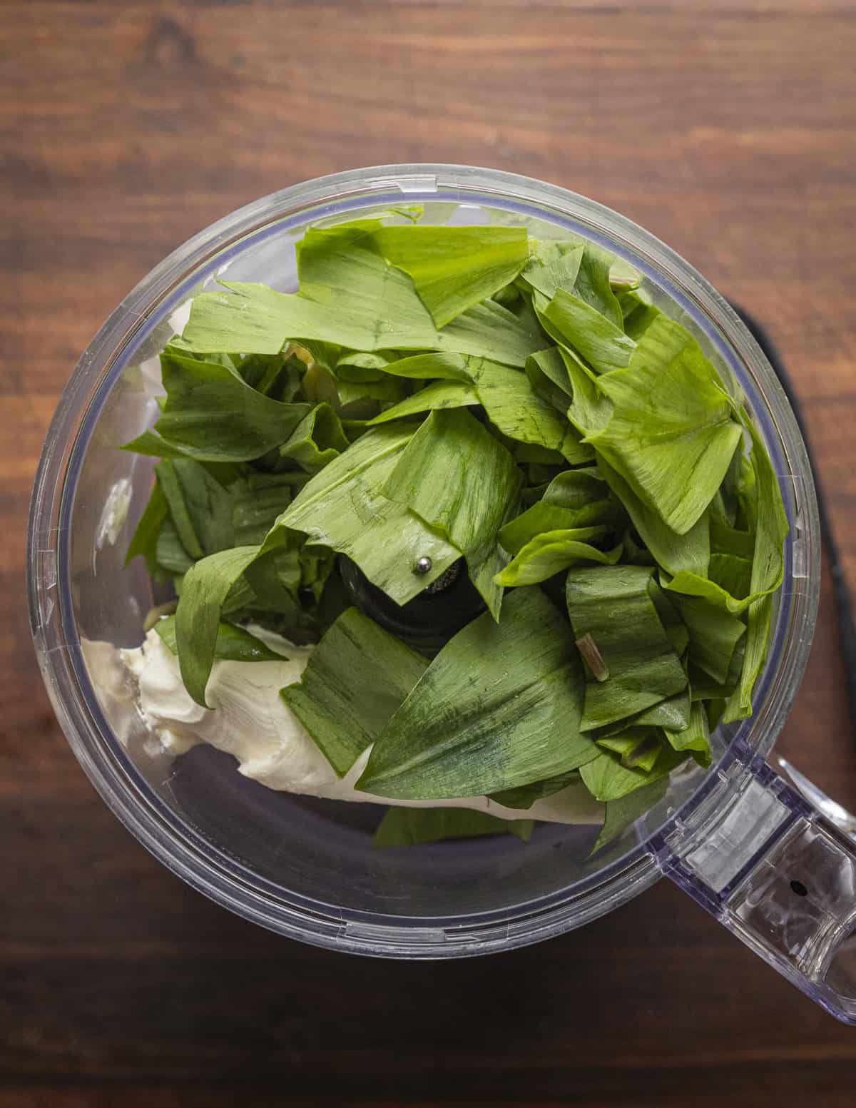 Ramp leaves and cream cheese in a food processor. 