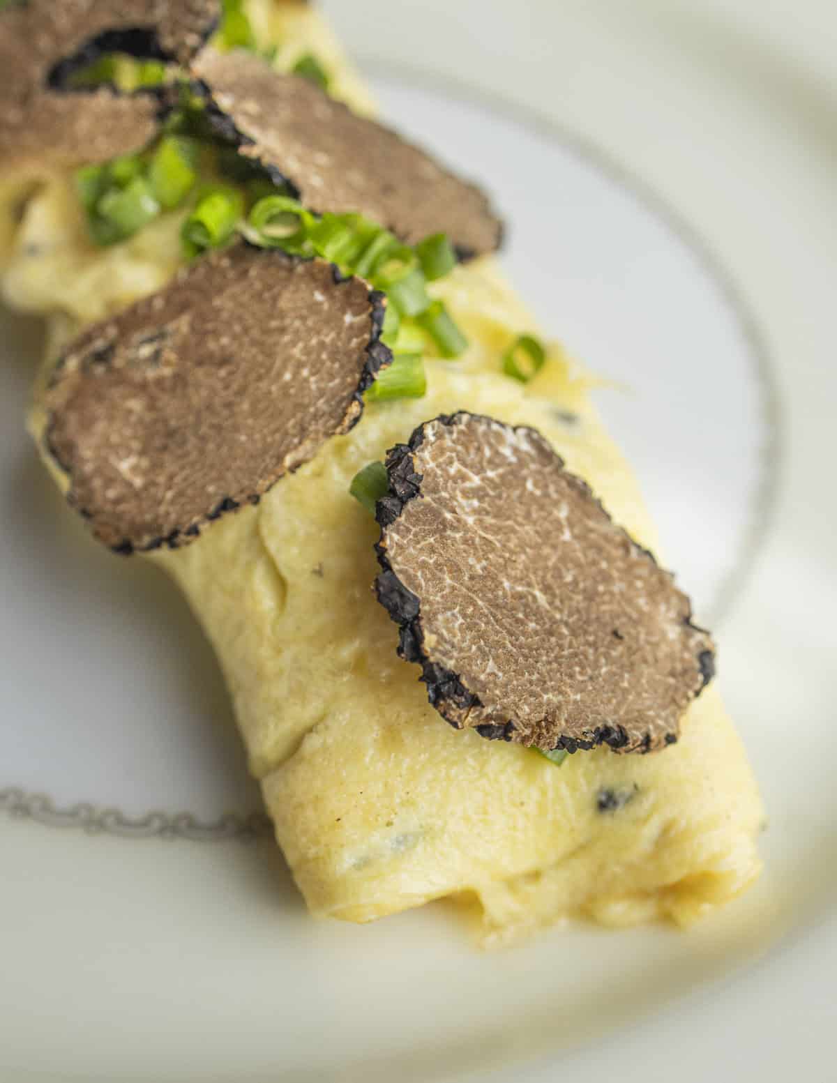 A truffle omelet garnished with sliced Tuber uncinatum. 