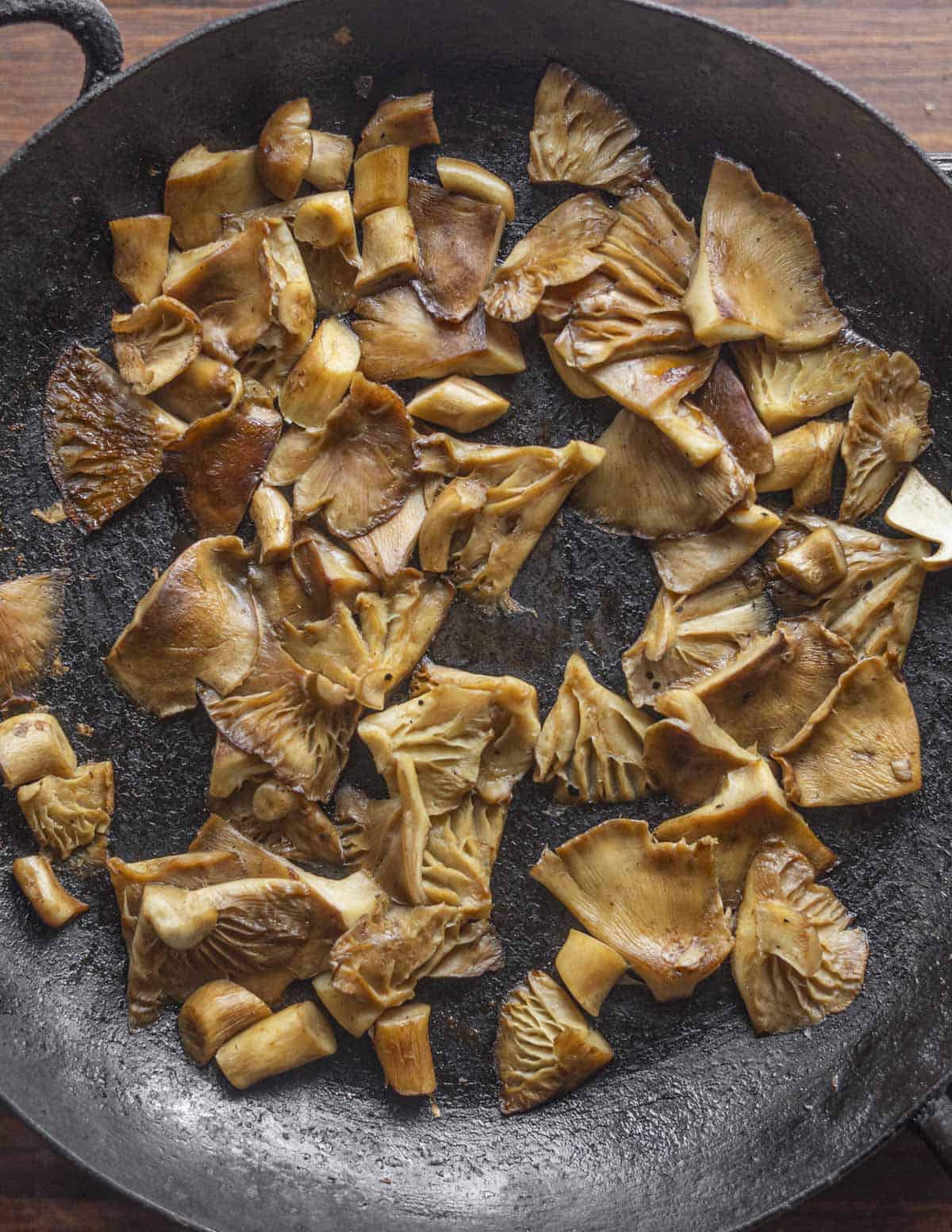 Cooking fried chicken mushrooms in a pan without oil for a dry saute. 